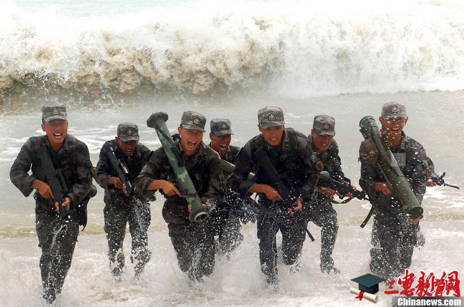 钢刀团在黄海之滨进行适应性训练-<em>军人</em>风采贴